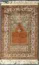 Tapis de prière Kayseri, Turquie, 83 x 120 cm – soie sur laine, fond rouge, fronton de prière avec motif ampoule, entouré de motifs floraux, bordure principale bleu clair