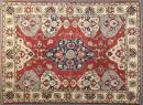 Caucase, Russie, 148 x 202 cm – laine, fond rouge, médaillon multicolore, bordure principale fond clair, franges coupées