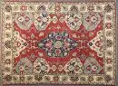 Caucase, Russie, 148 x 202 cm – laine, fond rouge, médaillon multicolore, bordure principale fond clair, franges coupées