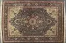 Kork-Ghoum, Perse, 202 x 304 cm – plus ancien, laine, nouage très fin, fond bleu foncé, pièce centrale multicolore, entourée de motifs de…