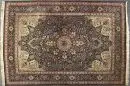 Kork-Ghoum, Perse, 202 x 304 cm – plus ancien, laine, nouage très fin, fond bleu foncé, pièce centrale multicolore, entourée de motifs de…