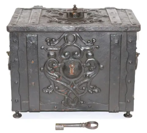 Money chest – soldier's chest / war chest