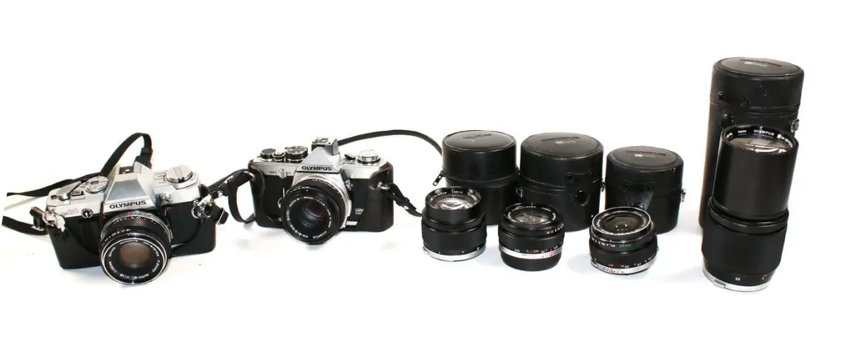 Olympus. – Sammlung aus 2 Kameras u