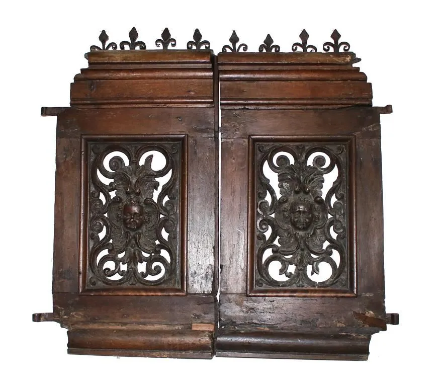 Renaissance doors. – Pair of magnificently carved doors probably from a cabinet