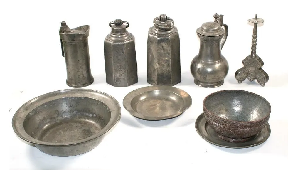 Zinnsammlung – aus 2 Schraubflaschen, Kanne, Altarleuchter, Messbecher, zwei Teller, eine Schüssel u