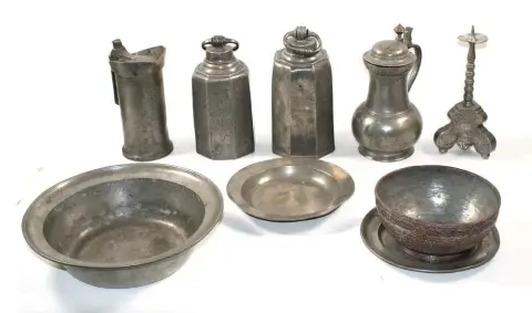 Коллекция олова – из 2 фляг с винтовой крышкой, кувшина, алтарного подсвечника, мерного стакана, двух тарелок, одной миски и