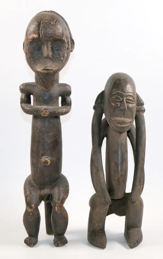 Ahnenfiguren. – Paar sitzende Figuren