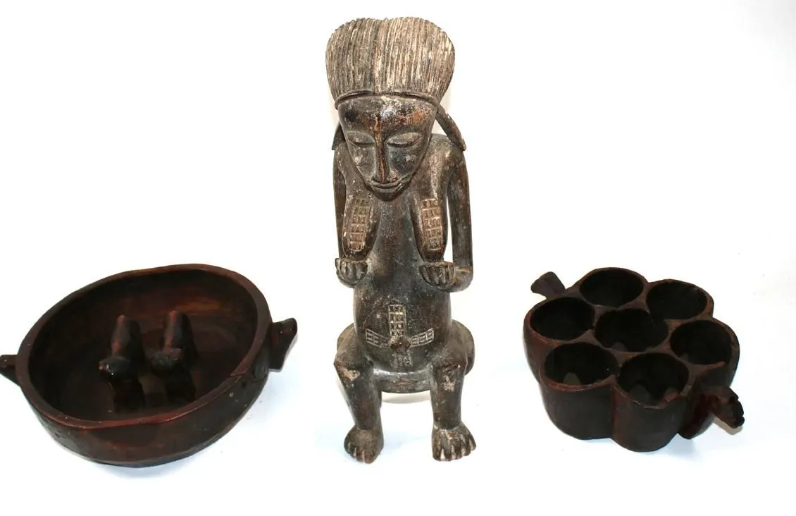 Baule D.R.Kongo – weibliche Ahnenfigur aus Hocker sitzend
