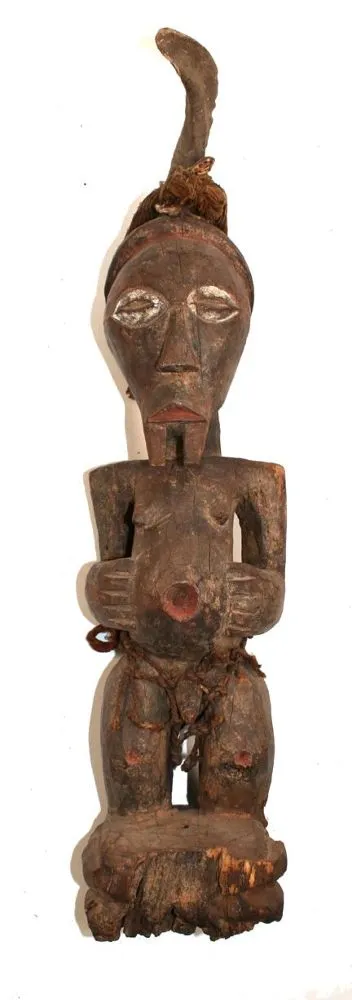 Hemba Fetischfigur. – Männliche Figur mit dickem Bauch u