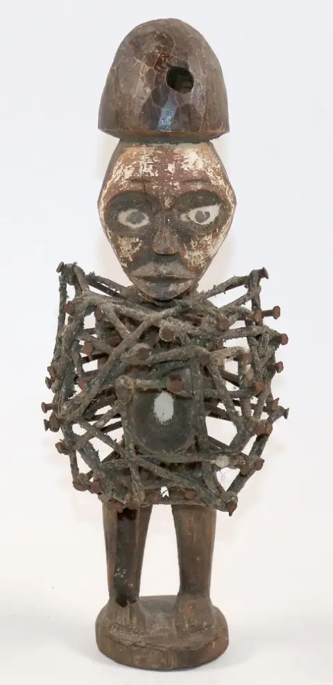 Nkisi fetish figure. – Power figure with remains of kaolin colouring