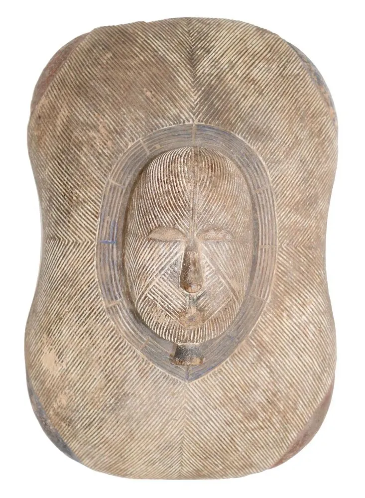 Songye Kongo. – Shield, dance shield carved wood, hatched