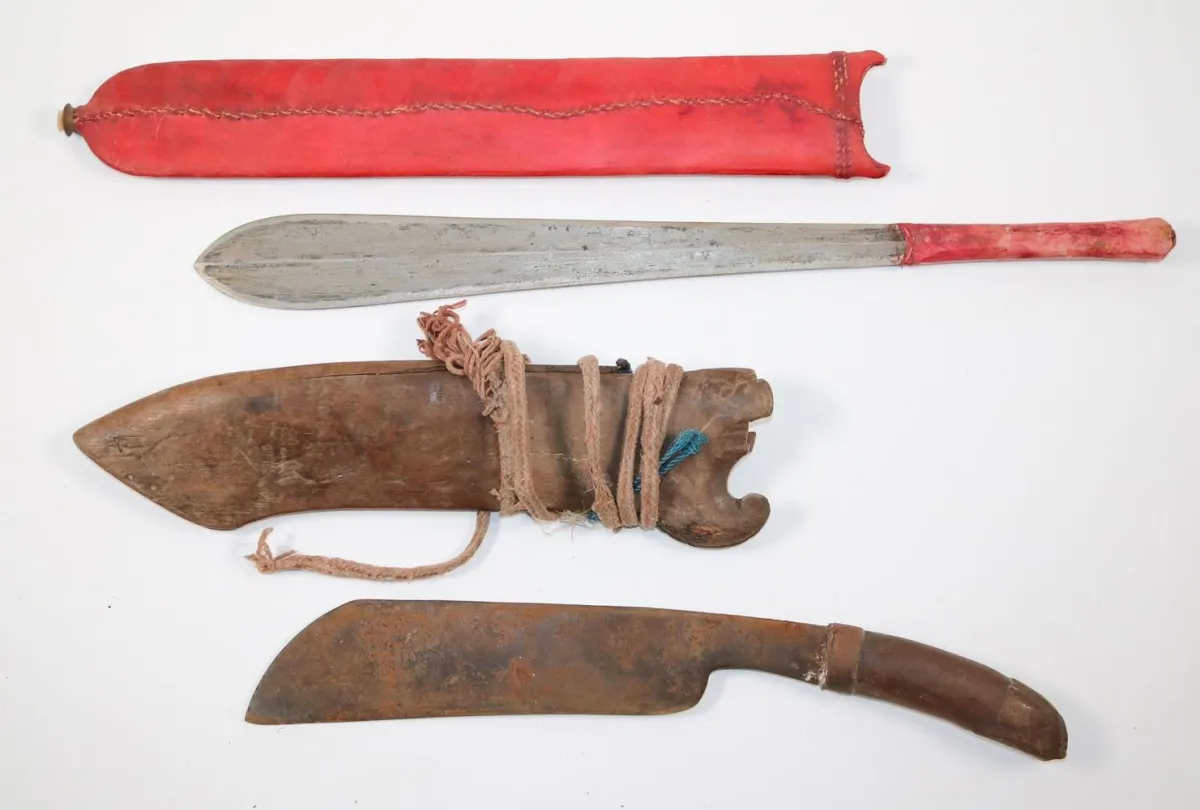 Dolche. – 6 Messer bzw