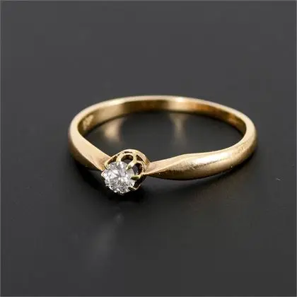 Delicate diamond solitaire