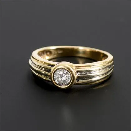 Band ring with diamond solitaire