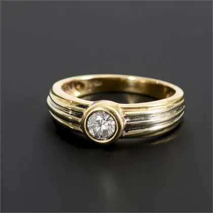Band ring with diamond solitaire