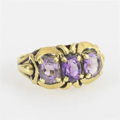 Late Art Deco ring with amethyst trilogy