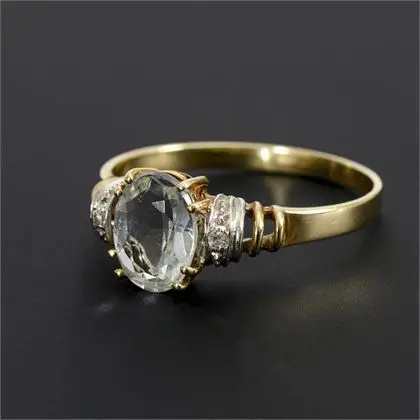 Ring mit blauem Farbstein
