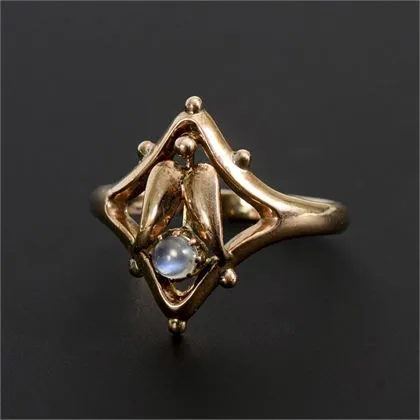 Ring in der Art des Jugendstil mit Mondstein-Cabochon