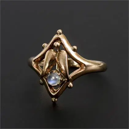 Ring in der Art des Jugendstil mit Mondstein-Cabochon
