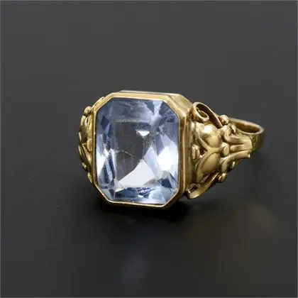 Ring mit blauem Farbstein oder Synthese