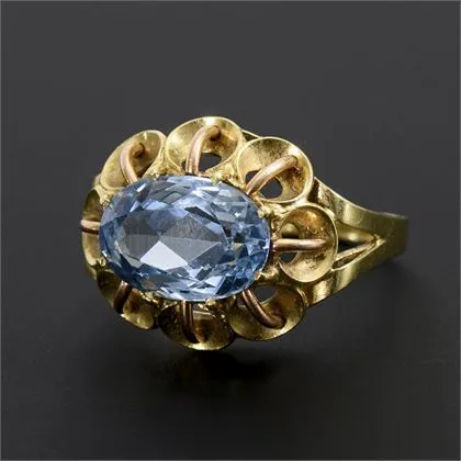 Ring mit blauem Farbstein