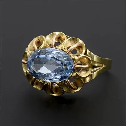 Ring mit blauem Farbstein