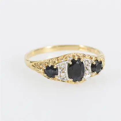 Ring mit 3 blauen Farbsteinen, wohl Saphire