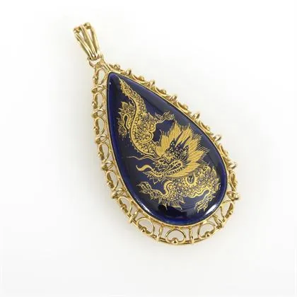 Porzellananhänger mit Drachendarstellung. Meissen