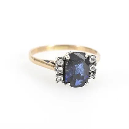 Ring mit blauem Farbstein oder Synthese und Brillant-Imitationen