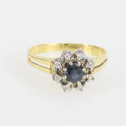 Daisy-Ring mit blauem Farbstein, wohl Saphir, und Brillanten
