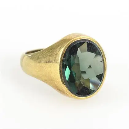 Schwerer Ring mit grünem Farbstein oder Synthese