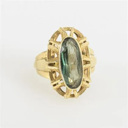 Ring mit grünem Farbstein