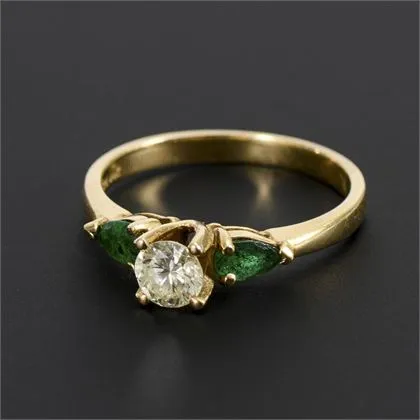 Ring mit Brillant und grünen Farbsteinen, wohl Smaragden