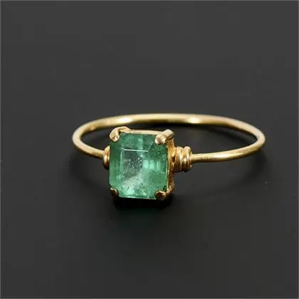 Zarter Ring mit grünem Farbstein, wohl Smaragd