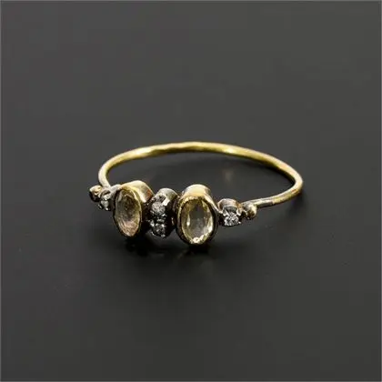 Ring mit Farbsteinen und kleinen Diamanten