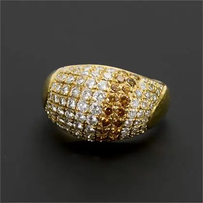 Ring mit zweifarbigem Diamantbesatz