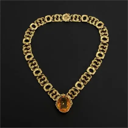 Collier mit einem großen orangefarbenen Farbstein, wohl Citrin