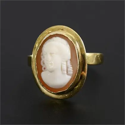 Ring mit Muschelkamee