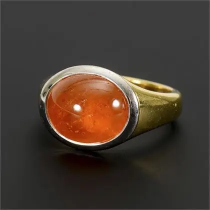 Ring mit großem Mandarin Granat-Cabochon