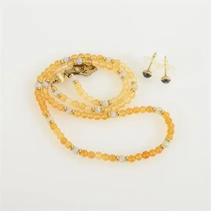 Kette und Ohrringe mit Mondsteinen und Feueropalen
