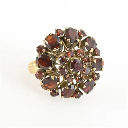 Ring mit Granatbesatz