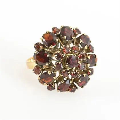 Ring mit Granatbesatz