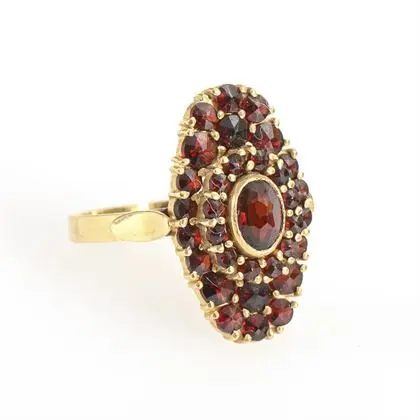 Ring mit Granatsteinen