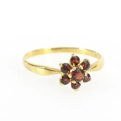 Zarter Ring mit Granatblüte