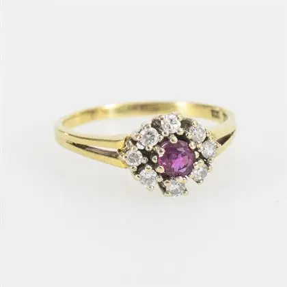 Daisy-Ring mit rotem Farbstein, wohl Rubin, und Brillanten