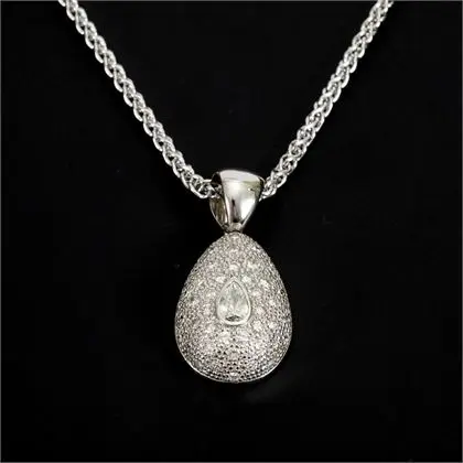 Anhänger mit großem, tropfenförmigem Diamanten an Kette