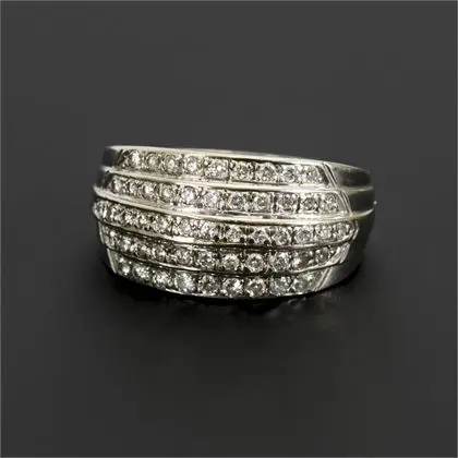 Breiter, gebänderter Ring mit Brillanten