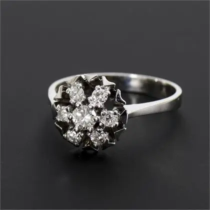 Modernistischer Ring mit Brillant-Cluster
