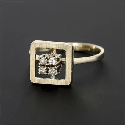 Moderner Ring mit 4 Brillanten