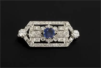 Brož ve stylu Art deco s diamanty a modrým barevným kamenem, pravděpodobně safírem